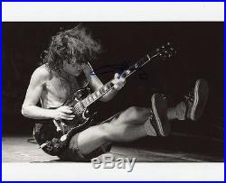 AUTOGRAPHE SUR PHOTO 20 x 25 de Angus YOUNG-AC/DC- (signed in person)