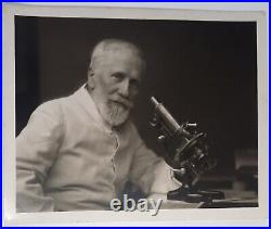 Scientifique au microscope photo photographie époque v. 1920